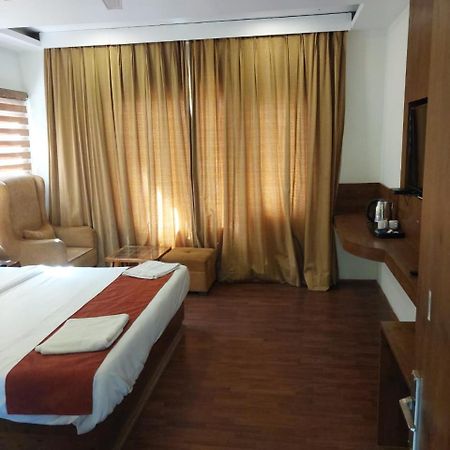 Hotel Di Villa Manāli Esterno foto