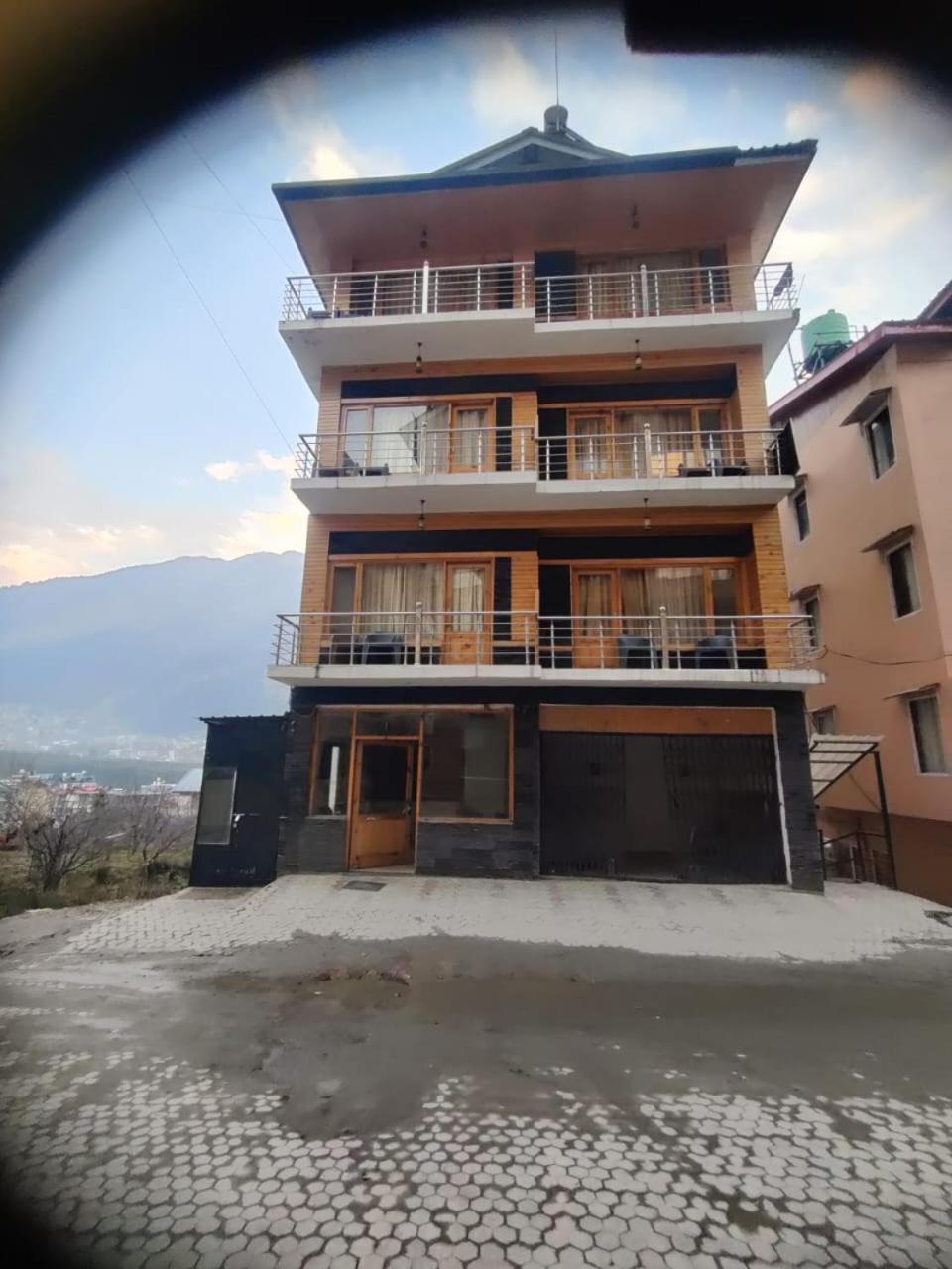 Hotel Di Villa Manāli Esterno foto