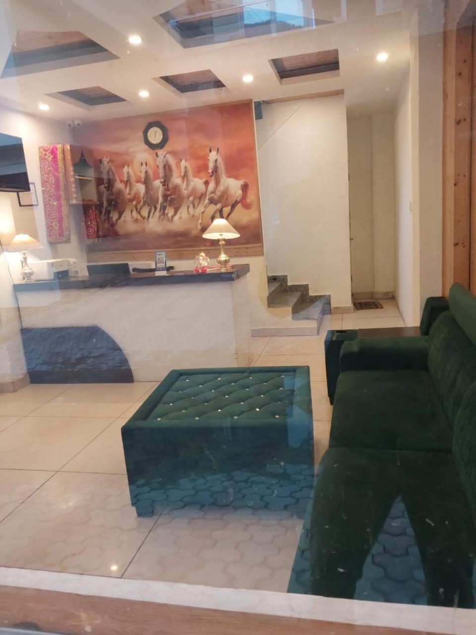 Hotel Di Villa Manāli Esterno foto