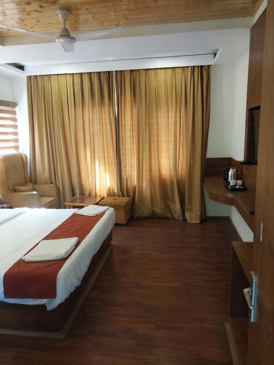 Hotel Di Villa Manāli Esterno foto